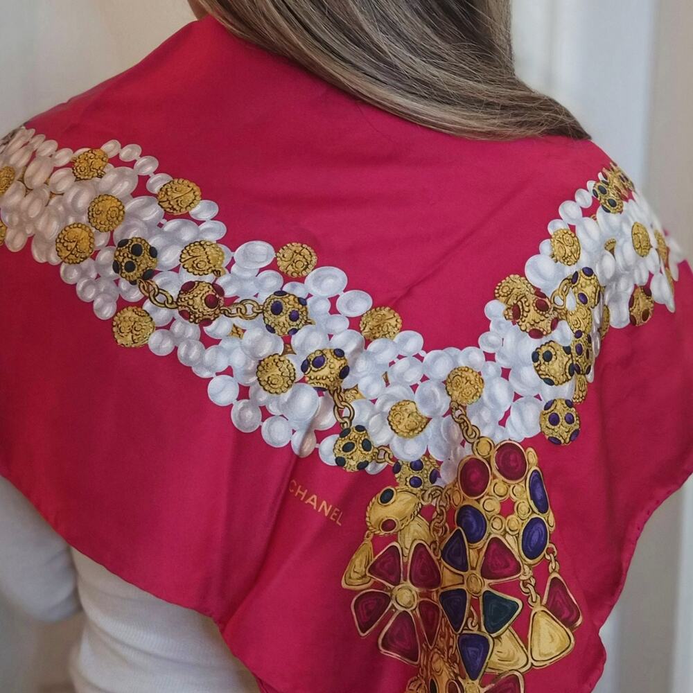 ❤️SOLD❤️ Chanel Red Jewel & Gripois Vintage Silk Scarf - Picture 2 of 3